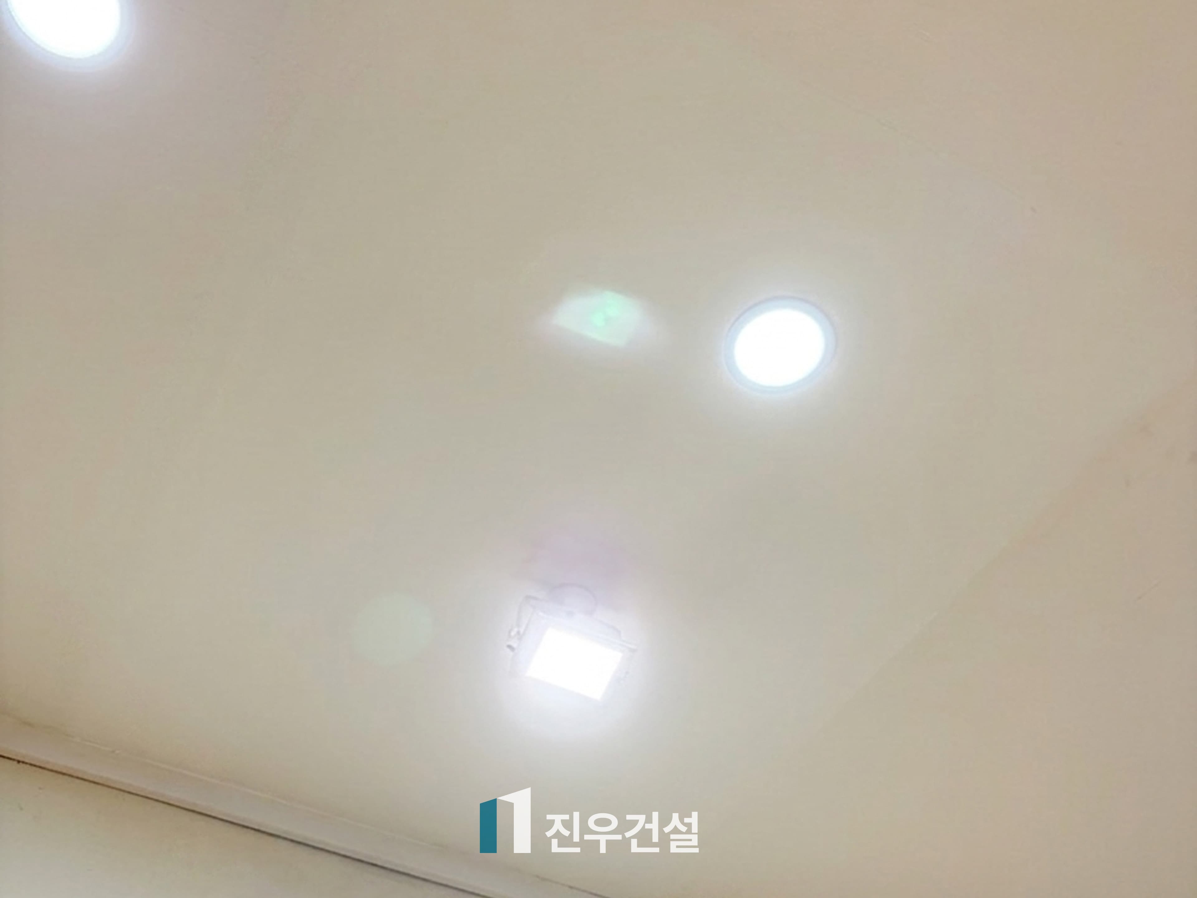고등학교 강당 천정 보수 공사 시공사례 1번째 이미지