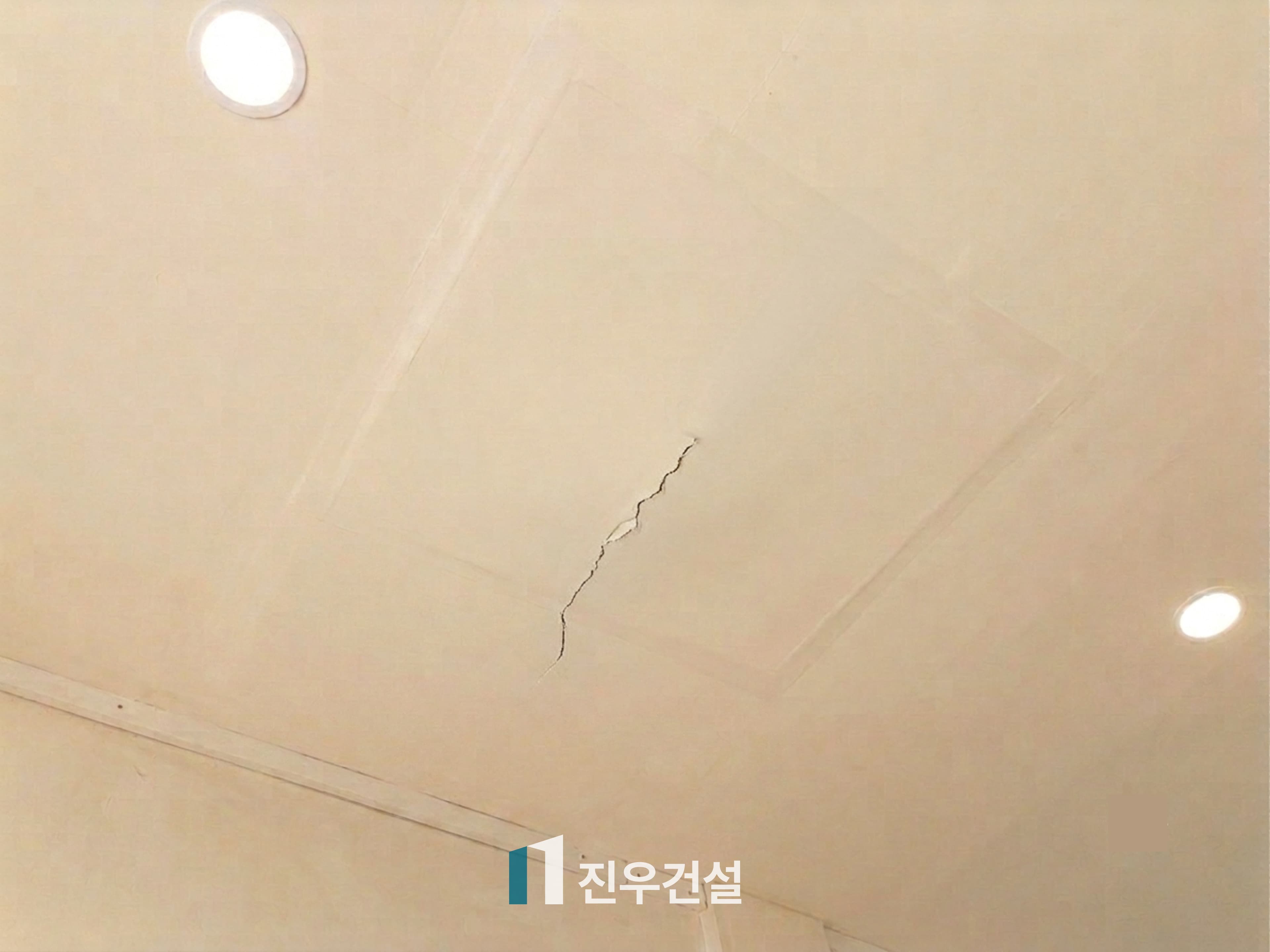 고등학교 강당 천정 보수 공사 시공사례 3번째 이미지