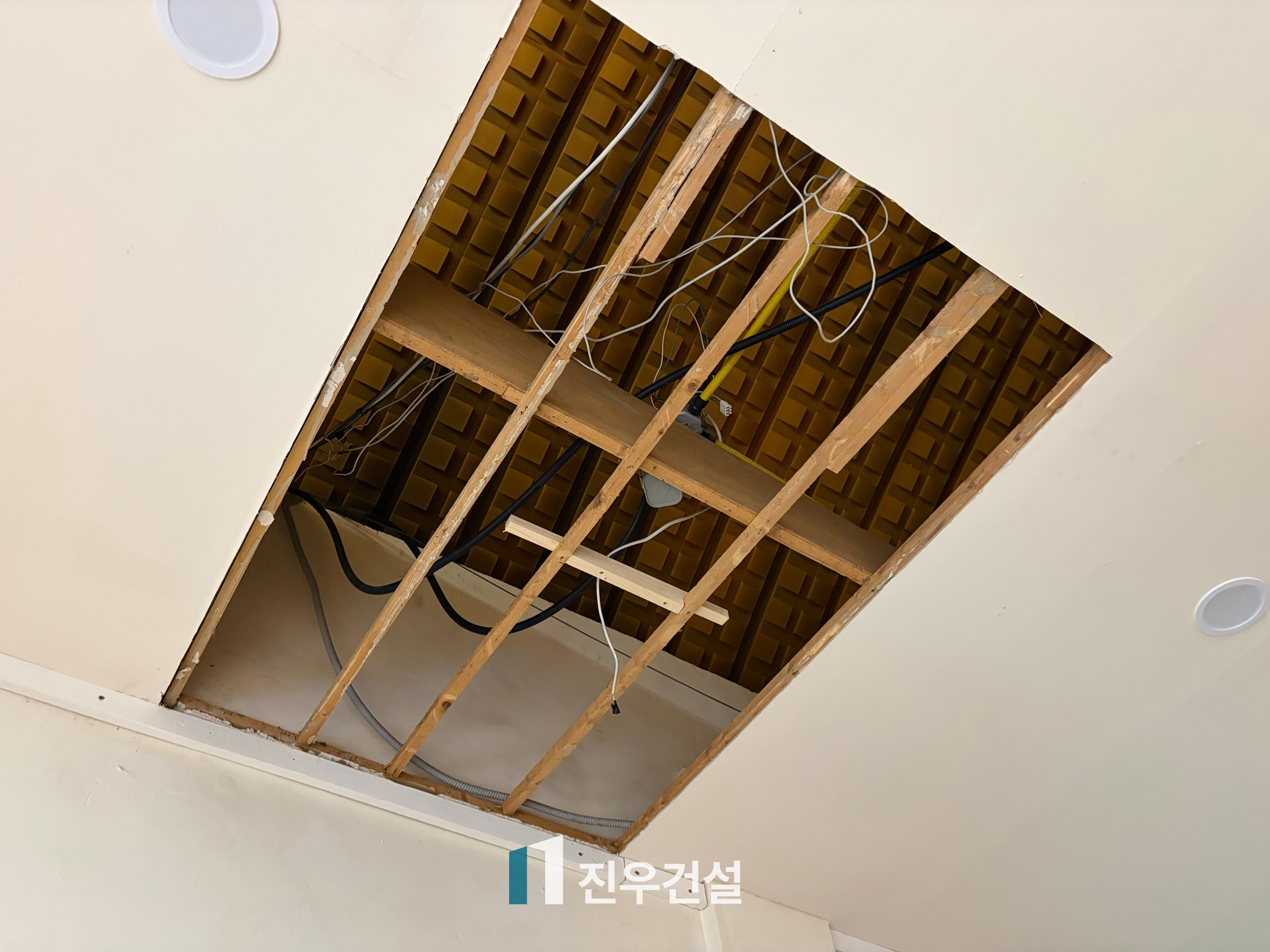 고등학교 강당 천정 보수 공사 시공사례 4번째 이미지