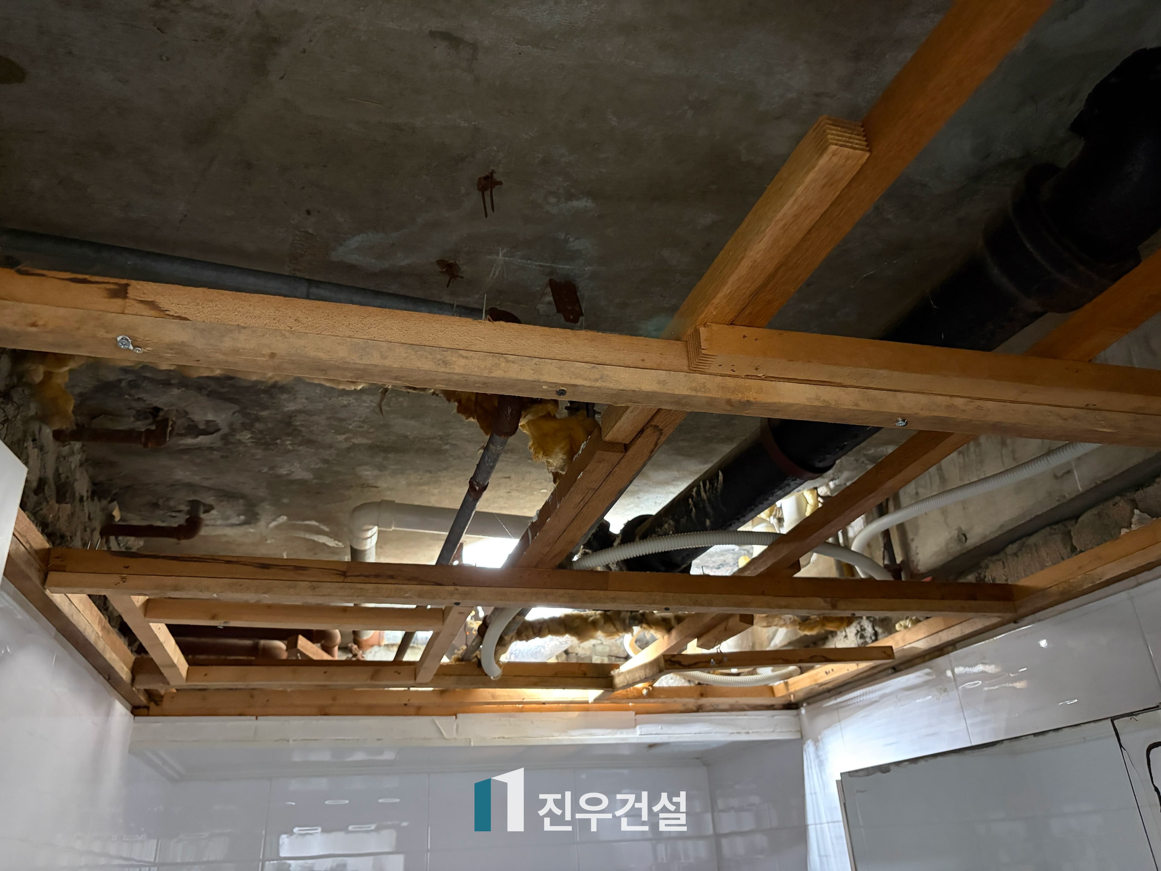 정릉동 산장아파트 욕실 천정 누수 공사 시공사례 1번째 이미지