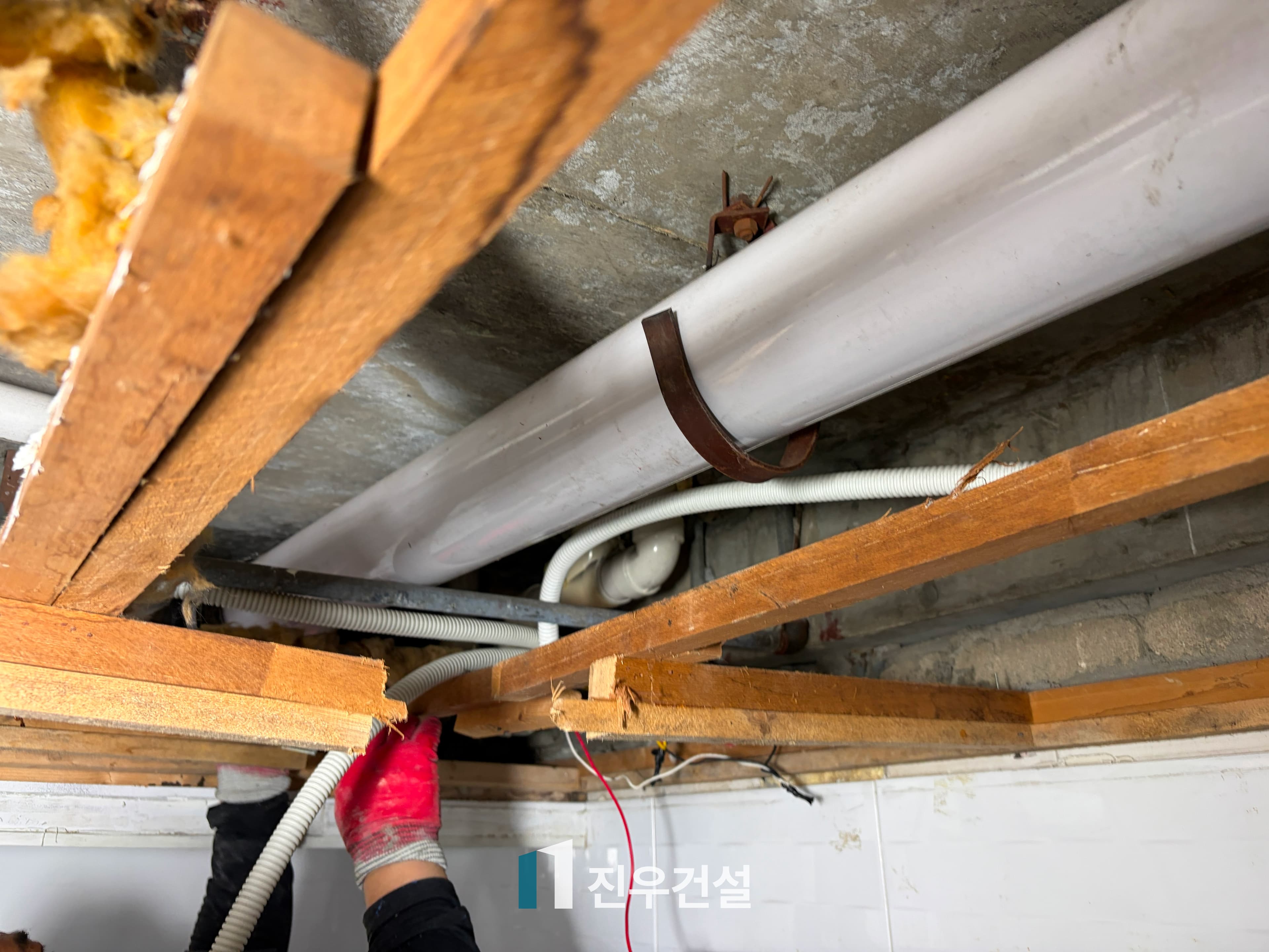 정릉동 산장아파트 욕실 천정 누수 공사 시공사례 6번째 이미지