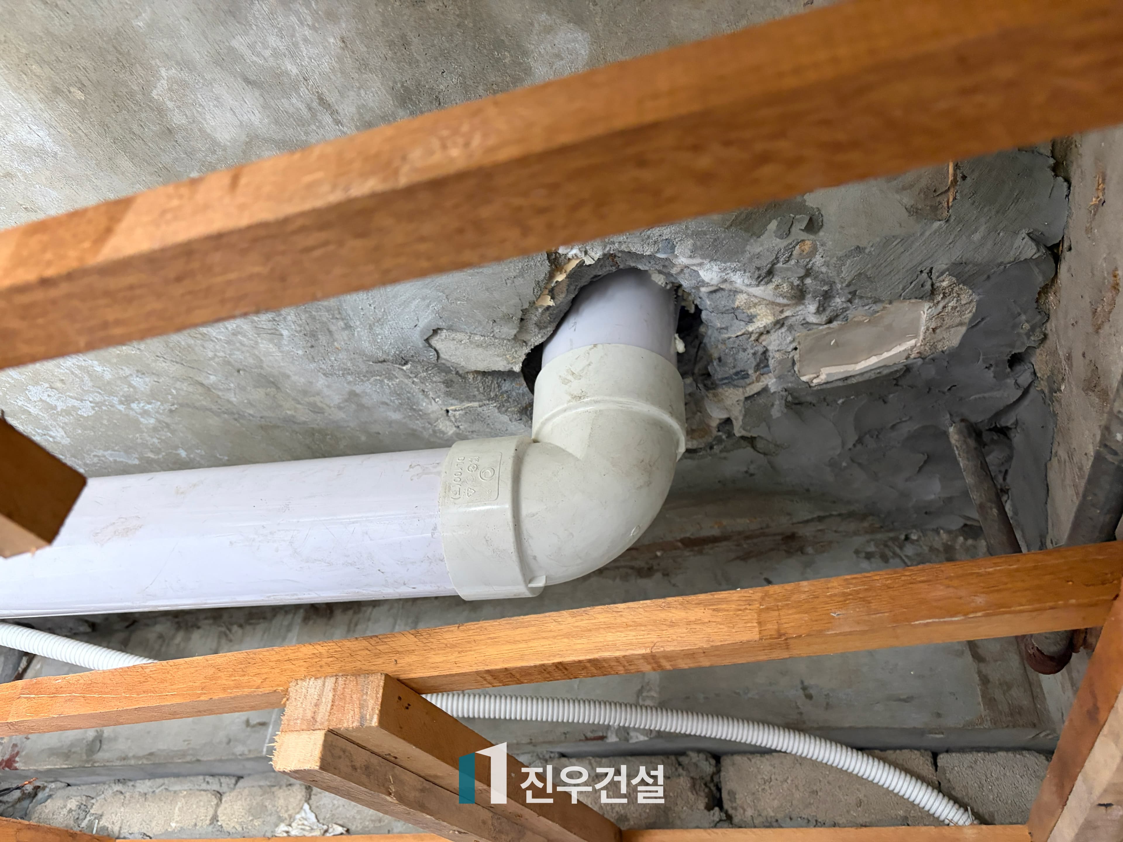 정릉동 산장아파트 욕실 천정 누수 공사 시공사례 7번째 이미지