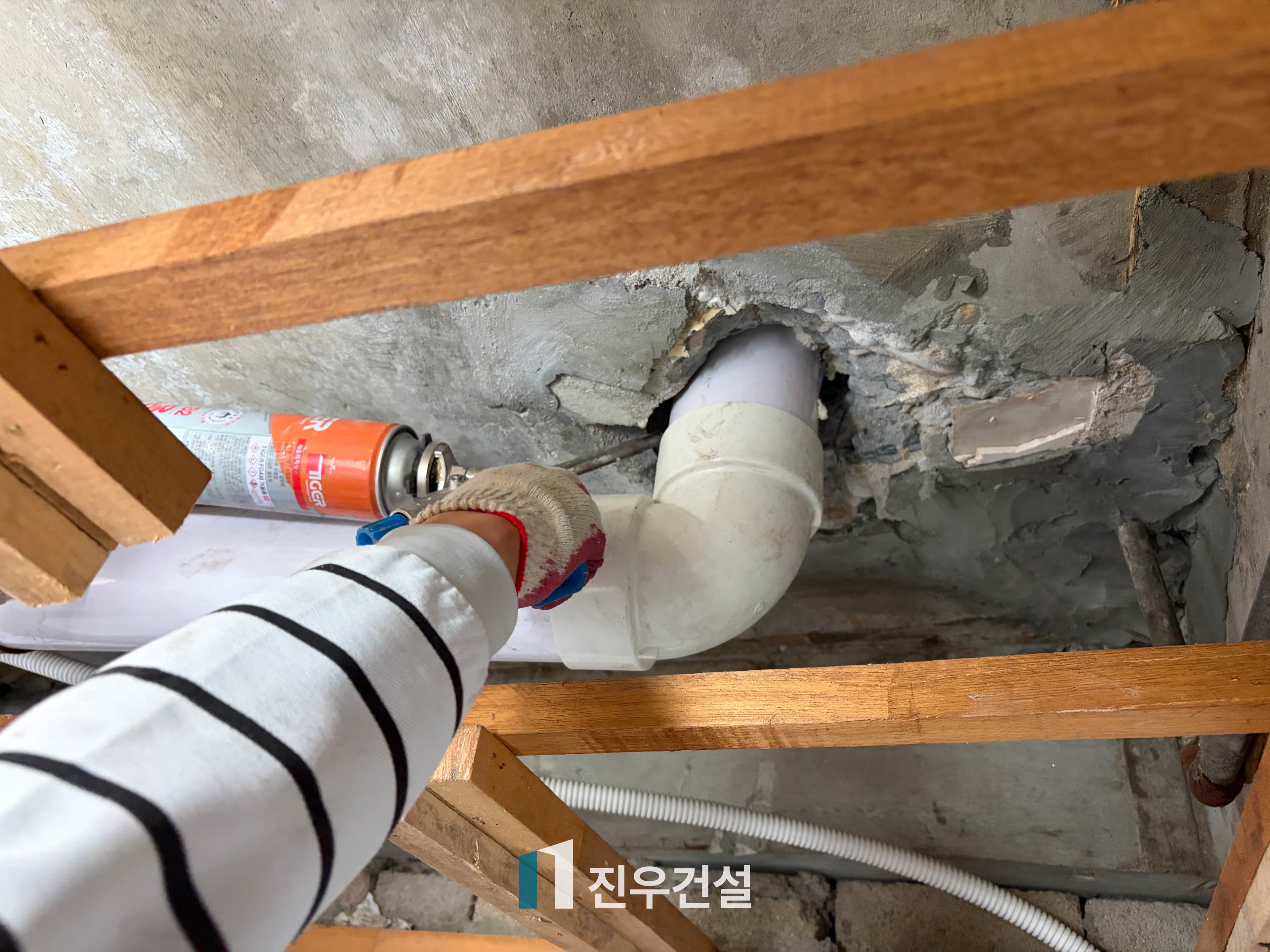 정릉동 산장아파트 욕실 천정 누수 공사 시공사례 8번째 이미지