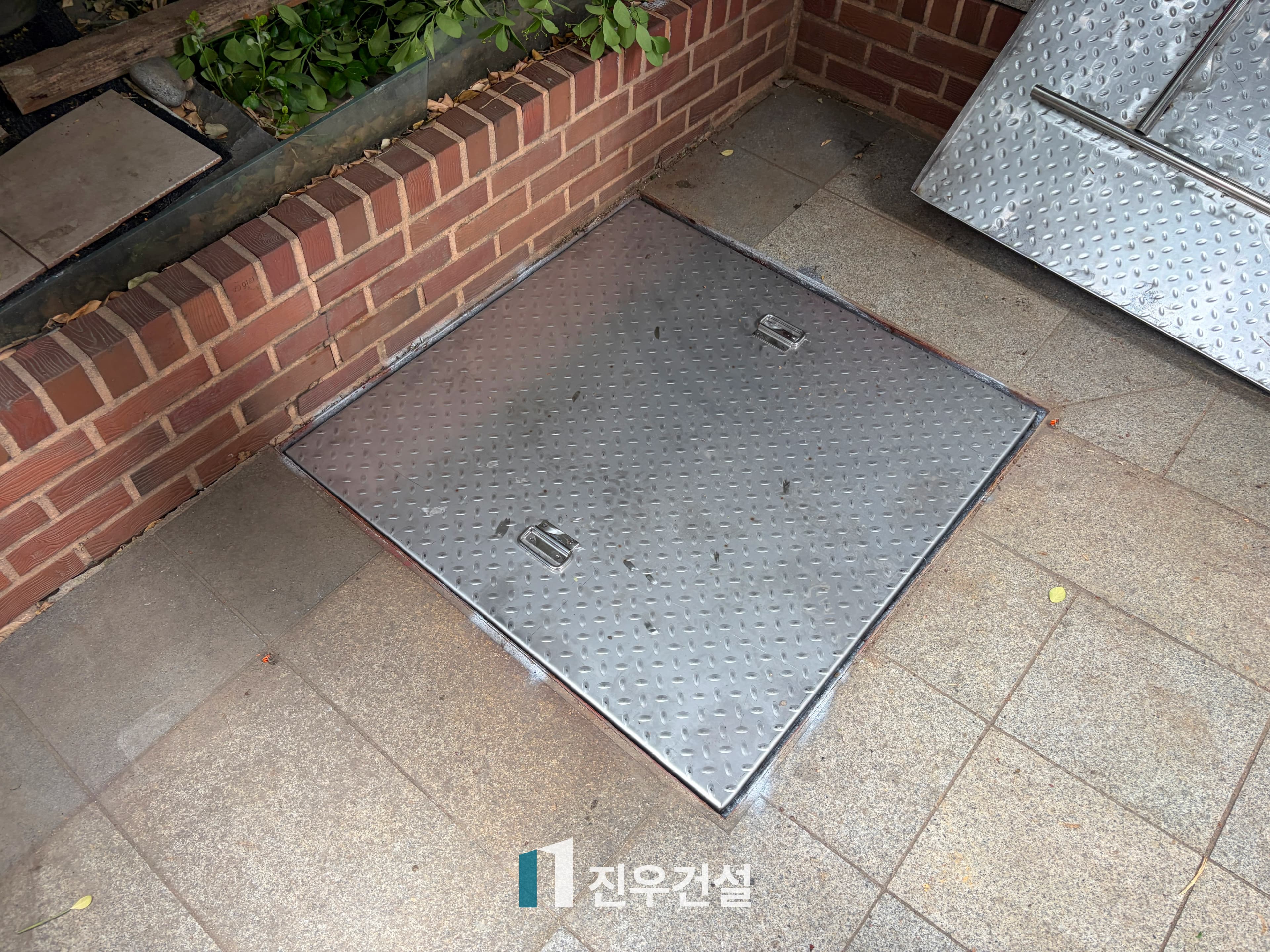 여의도동 월드비전본사 건축물 정기안전점검 유지보수 노후 정화조 철판 덮개 및 사다리 교체 시공 시공사례 4번째 이미지