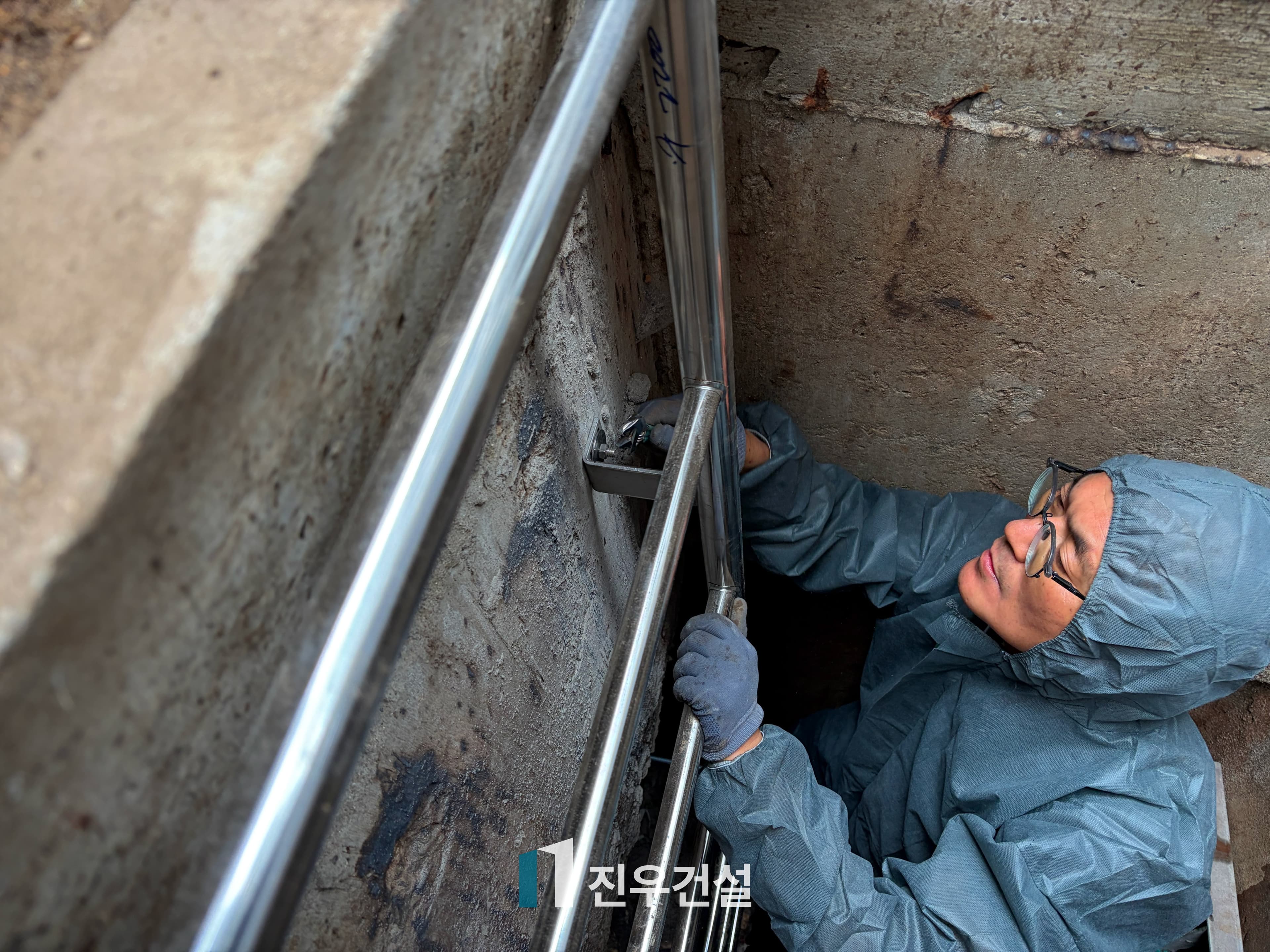 여의도동 월드비전본사 건축물 정기안전점검 유지보수 노후 정화조 철판 덮개 및 사다리 교체 시공 시공사례 6번째 이미지